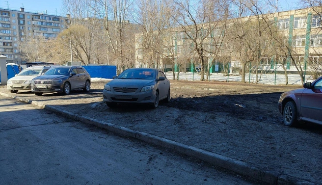 Двор на 40-летия Победы, 28а. Житель пишет, что автомобилисты давно превратили зеленый газон в месиво, попутно занимая тротуар. Причем это ведь газон их же двора. Гордость нации, блин 😂 | Источник: читатель 74.RU