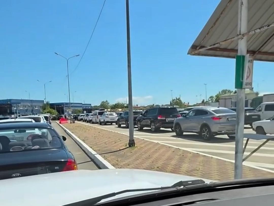 «Коллапс» на границе Сочи с Абхазией. Туристы показали гигантские пробки