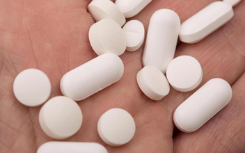 Ибупрофен или парацетамол — что лучше поможет при головной боли? Рассказывают ученые