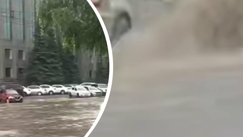 Улицы Уфы подтопило после дождя, на Затонском шоссе прорвало трубу с водой — видео