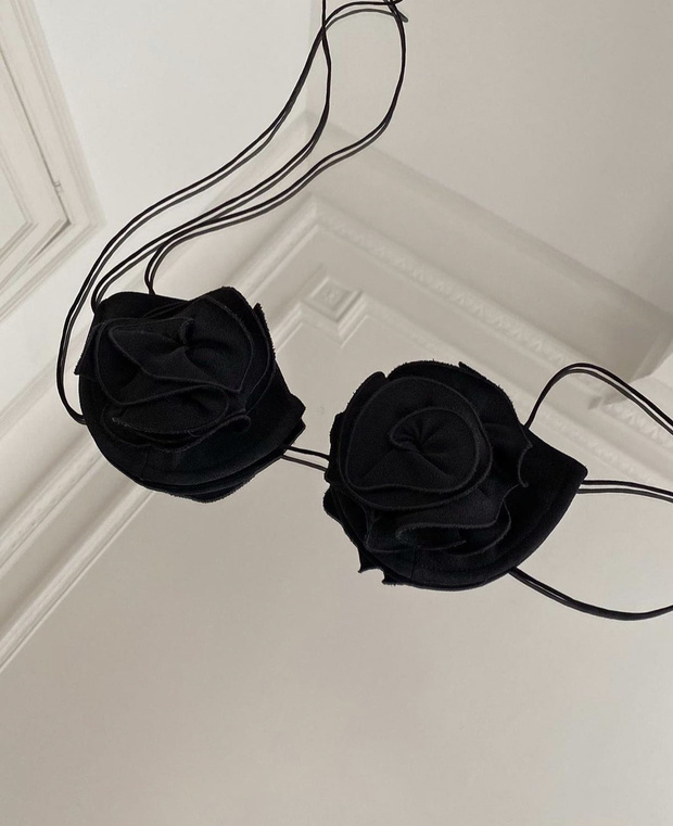 Фото №2 - Кремовые розы из шелка, которые Наташа носит на голое тело