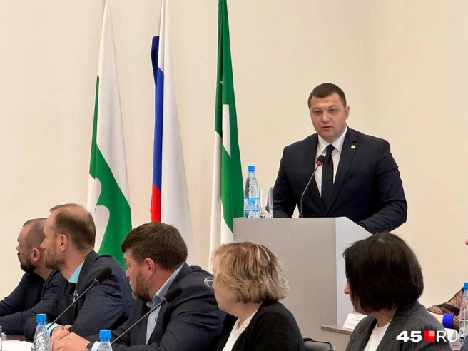 Антон Науменко выступает перед депутатами | Источник: Юлий Король