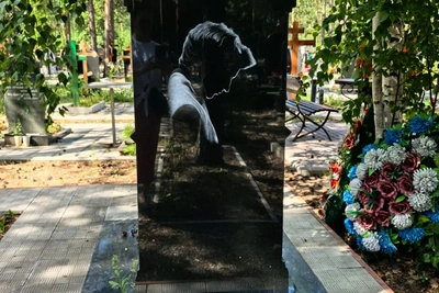 'Forgive Me, Mom': Words on Tombstones in Surgut