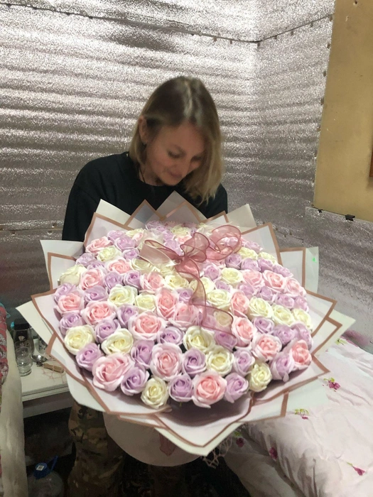 Александр умудрялся красиво ухаживать за любимой женщиной даже на передовой | Источник: Наталья Казарян