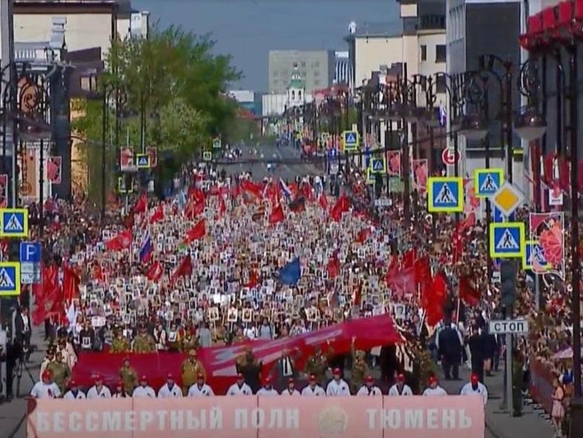 Кадр из прямого эфира телеканала «Тюменское время». По подсчётам организаторов, в шествии участвовало более ста тысяч человек. | Источник: Тюменское время / tyumen-time.ru
