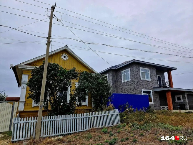 Избы соседствуют с современными коттеджами | Источник: Виктория Федорова / 164.RU