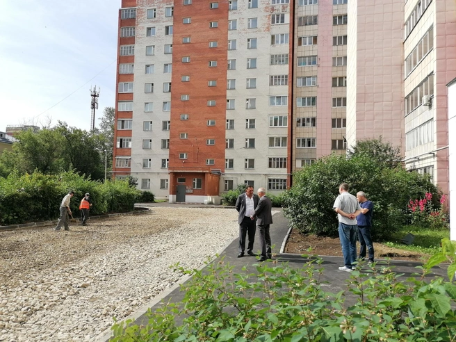 Улица Татьяны Барамзиной, 42 и 42/1 — установка детских площадок, ремонт тротуаров, дорог, обустройство контейнерных площадок | Источник: Михаил Черепанов