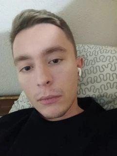 Молодой человек, по словам мамы, пошел в курьеры, чтобы не зависеть от четкого рабочего графика | Источник: profi.ru / Дмитрий С.