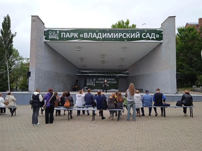 В парке «Владимирский сад» играют и поют | Источник: Дмитрий Сильнов / 173. RU