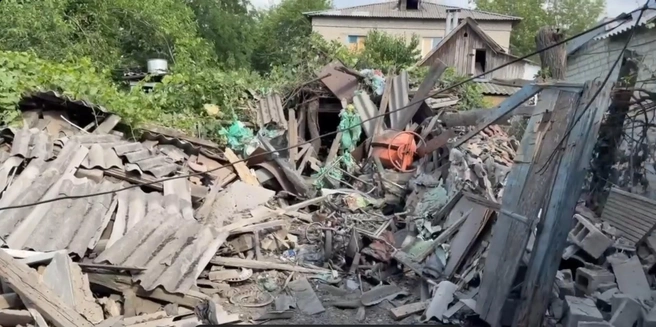В Васильевке Запорожской области ВСУ обстреляли жилые дома из ствольной артиллерии. Погибла женщина, ранены трое мужчин | Источник: Стоп-кадр с видео Евгений Балицкий / max.ru