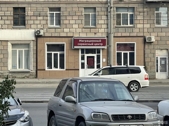 Рядом почти с каждым отделом по вопросам миграции есть один или несколько сервисных центров | Источник: Александр Терлецкий / 2GIS