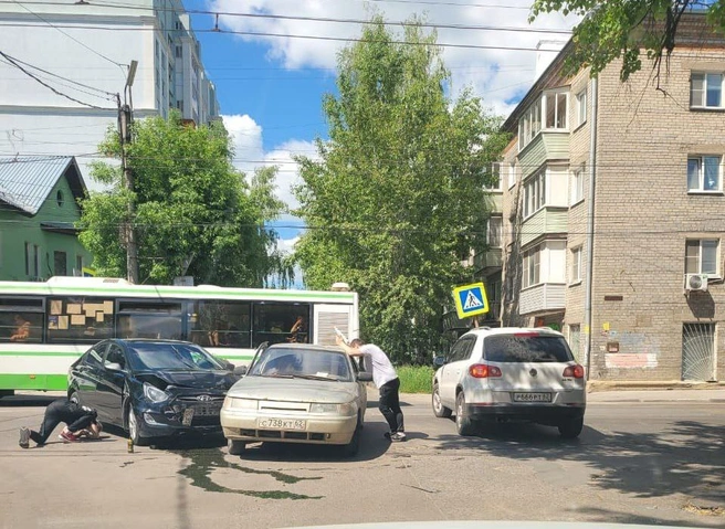 На улице Новой столкнулись «десятка» и Hyundai | 62.ru