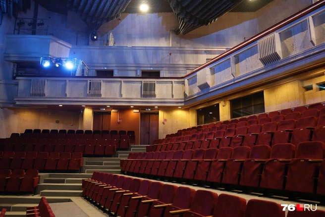 Также сообщалось, что установлена современная сценическая техника