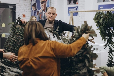 Псковские добровольцы сплели сети маскировки для фронта