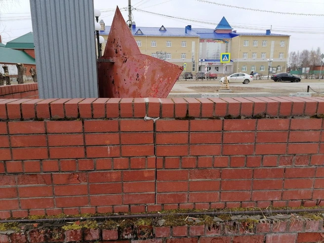 Сзади мемориал ВОВ выглядит не лучше | Источник: Денис Такунцев / Vk.com