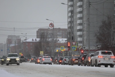 Overnight snowstorm snarls traffic in Voronezh