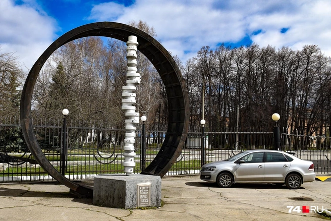 Завод «Уральская кузница» занимается сложной штамповкой из спецсталей. В годы Великой Отечественной войны он работал в основном на авиацию, и у проходной стоит памятник коленчатому валу  | Источник: Артем Краснов