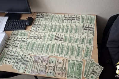 Смоленские полицейские пресекли хищение 8 тыс. долларов у сотрудницы вуза