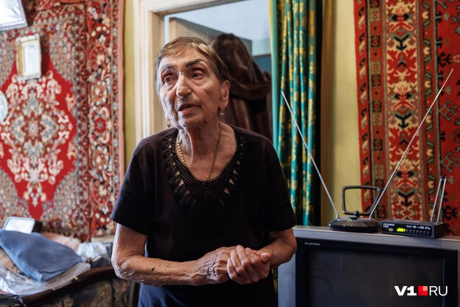 90-летняя женщина умоляет не переселять ее в узкую комнату на окраине города | Источник: Алексей Волхонский / V1.RU