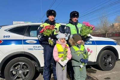 В Забайкалье провели акцию «Цветы для автоледи»
