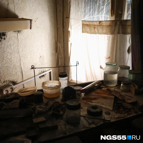 Некоторые комнаты — загадка. Невольно возникает вопрос: «Чем же занимался ее владелец? Может быть создавал ювелирные украшения или мастерил предметы декора?» | Источник: Евгений Софийчук / NGS55.RU