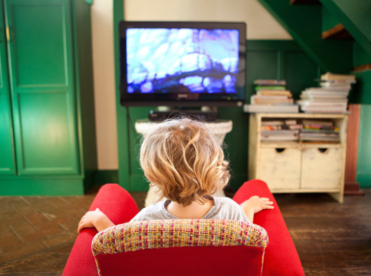Фото №2 - Никакого телевизора: почему детям все-таки вредно смотреть ТВ