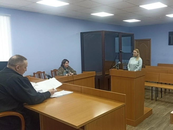 За кафедрой — Юлия Зубова, которую осудили за истязание девочки | Источник: Няндомский районный суд