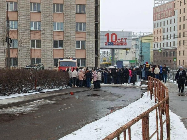 Толпа собралась у здания колледжа в Ярославле | Источник: читатель 76.RU