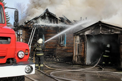 На Камчатке потушили гараж и баню, один объект сгорел