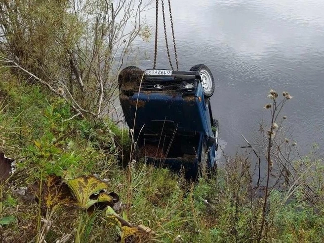 Машина ушла под воду полностью | Источник: ГУ МЧС по Архангельской области 