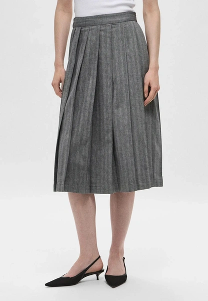 Миучча Прада и ее главный модный секрет — идеальная миди-юбка Миучча Прада и ее главный модный секрет — идеальная миди-юбка