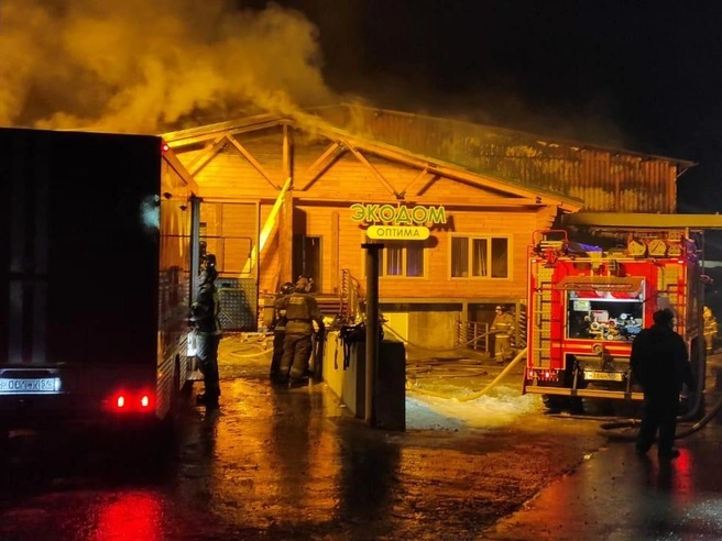 Два часа пламени: в Мочище сгорел склад — хроника борьбы с пожаром | Источник: МЧС Новосибирской области