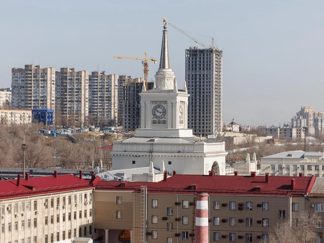 С сорокаметровой высоты башни за пятиэтажными домами рядом с вокзалом «Волгоград-1» заметен лишь шпиль. | Источник: Алексей Волхонский / V1.RU
