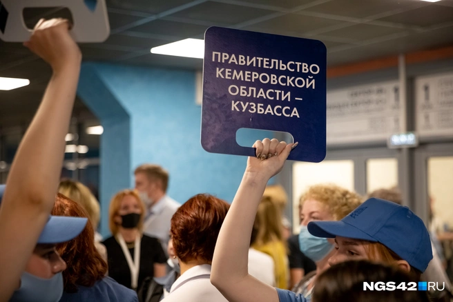Сбор гостей мероприятия в ЛДК начался примерно с 18 часов. Концерт начался в 19:30 | Источник: Максим Серков / NGS42.RU