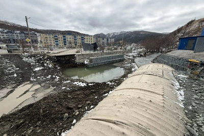 На реке Правда монтируют водопропускные трубы