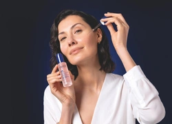 Разгладит морщины и вернет упругость: как выбрать сыворотку для зрелой кожи