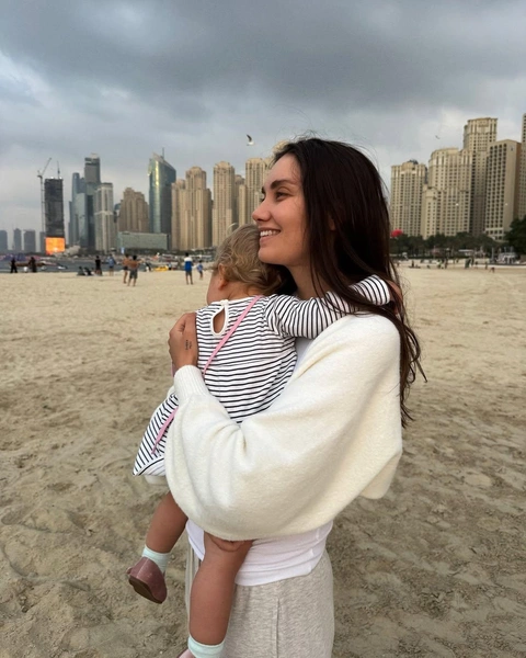 Карина подарила звезде футбола дочь