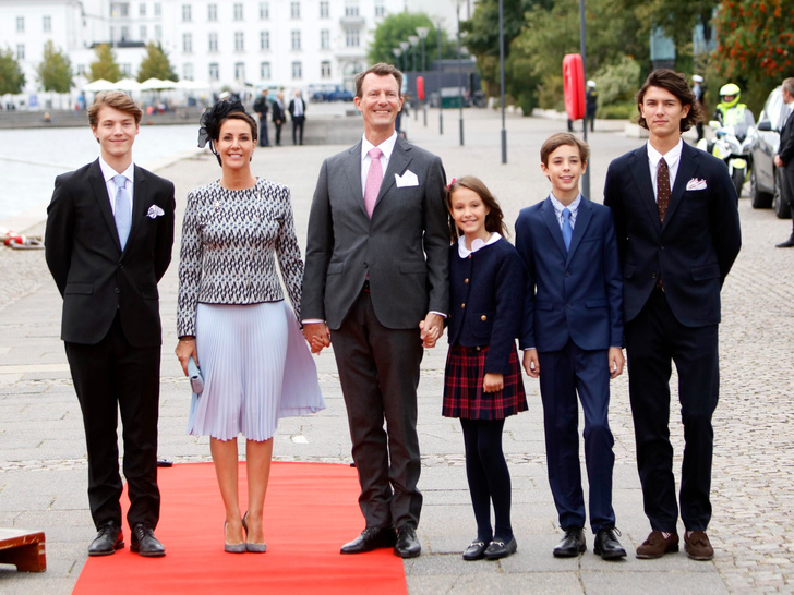Слезы принцессы: как датская королевская семья отреагировала на лишение титулов — резкое и неожиданное