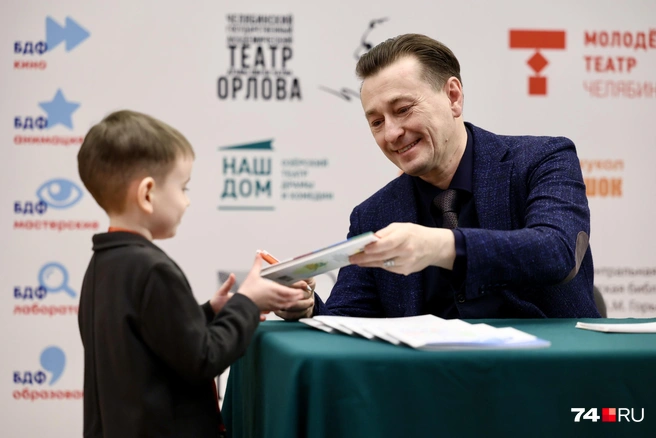 Перед премьерой некоторые маленькие зрители успели получить автограф | Источник: Наталья Лапцевич