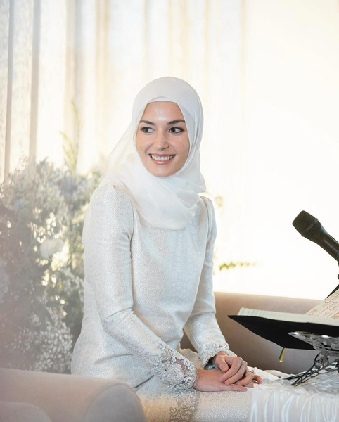 Три свадебных образа новой принцессы Брунея: в хиджабе и без