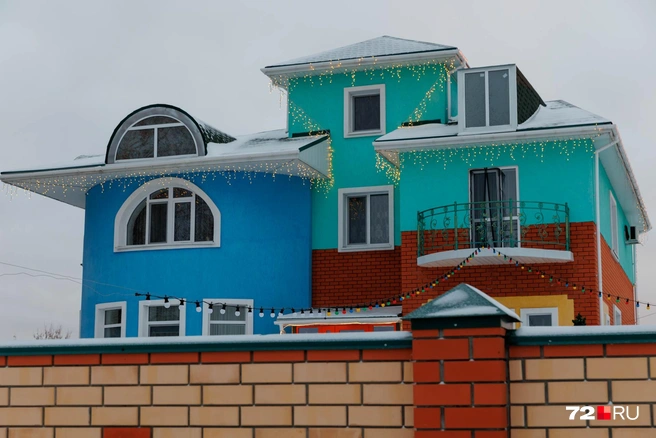 Фасад яркого дома ближе — мы нашли как минимум пять цветов | Источник: Ирина Шарова / 72.RU