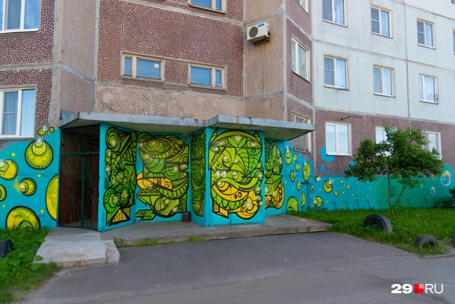 Рисунки встречаются по всему периметру девятиэтажки | Источник: Иван Митюшёв