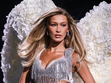 Блондинка Белла Хадид, Жасмин Тукс на последних сроках беременности, Ирина Шейк без прикрас на показе Victoria's Secret