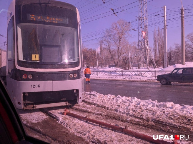 Объезжать пришлось по рельсам | Источник: Булат Салихов / UFA1.RU