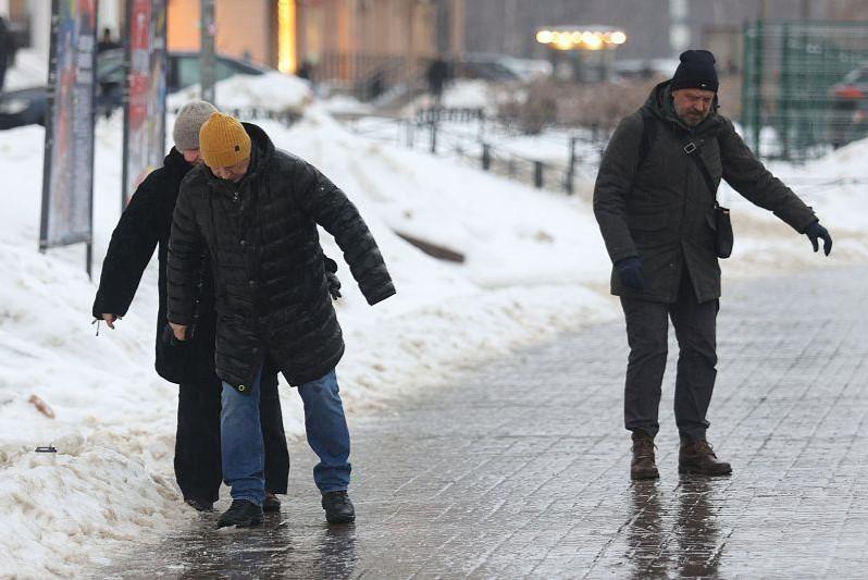 «Веселую тротуарную жизнь» испытал на себе главный синоптик Петербурга. Днём на дорогах станет ещё хуже 