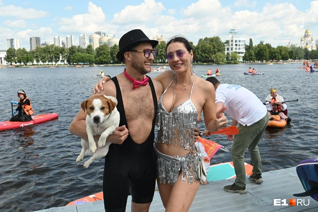 В заплыве красотка участвовала не одна | Источник: Дмитрий Емельянов / E1.RU