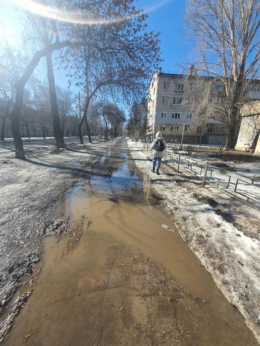 «Тротуар на улице Вольской — ходить невозможно», — пишут горожане | Источник: Елена Виноградова / Vk.com