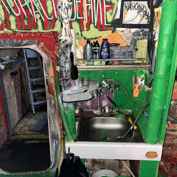 Поджог у мастерской Нельсона Искандаряна: художник спасся, помещение цело | Источник: Официальный канал Комитета имущественных отношений Санкт-Петербурга