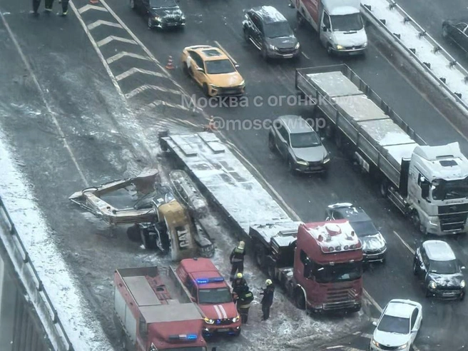 Из-за ДТП с экскаватором движение по ТТК в сторону Москва-Сити затруднено | Источник: Москва с огоньком / T.me