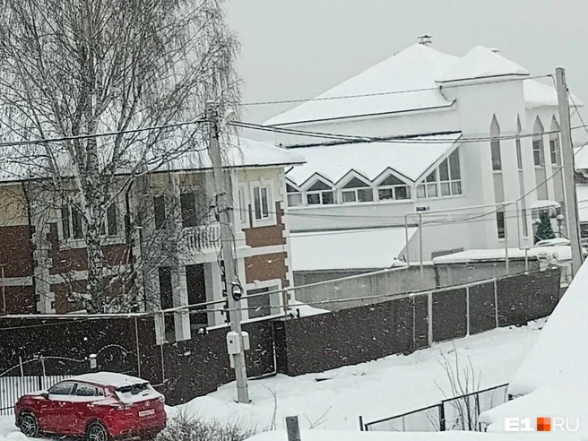 Местные не готовы менять свои дома, в которые вложено много денег и сил, на высотную застройку | Источник: читатель E1.RU